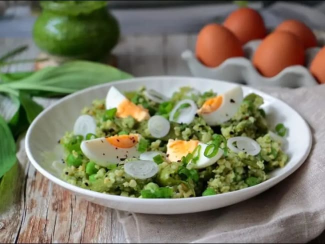 Salade de boulgour, pois, oeuf et pesto d'ail des ours