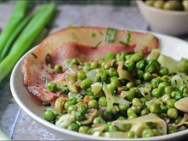 Mijoté de petits pois, oignons nouveaux, olives, thym et crème