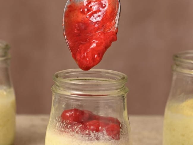 Flan à la noix de coco et coulis de fraises