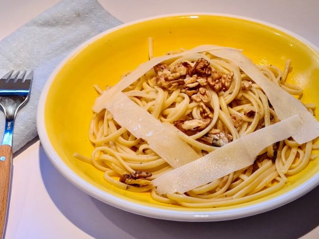 Pâtes aux anchois, à l’ail et aux noix