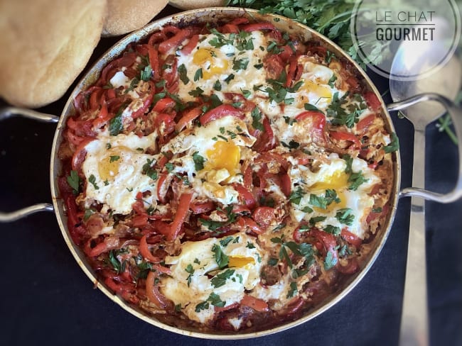 Chakchouka à la grecque aux poivrons, oignons rouges et à la feta