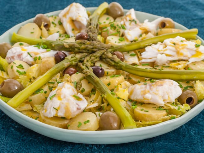 Salade de merlu aux pommes de terre, asperges vertes et olives