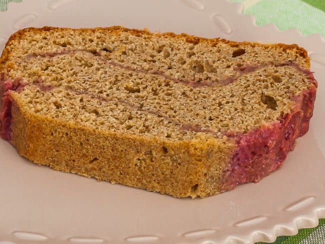 Gâteau du matin au petit épeautre et coulis de framboises