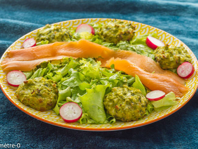 Boulettes de petits pois à la truite fumée en salade fraîcheur