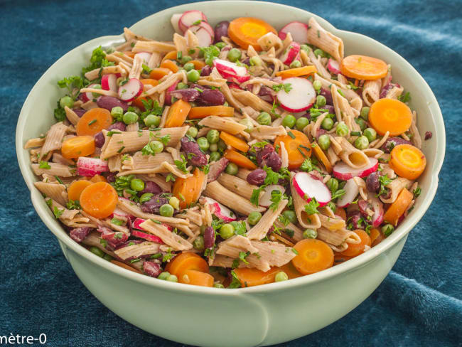 Salade de pâtes et haricots rouges aux petits pois et carottes