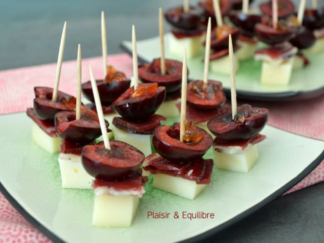 Un apéro tout simple à base de cerises, magret et fromage de brebis