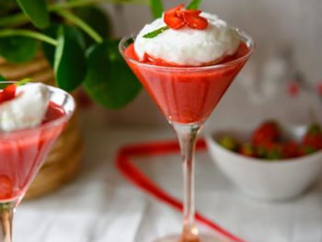 Des oeufs à la neige flottant sur un coulis de fraises