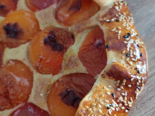 Tarte rustique abricot, frangipane et sésame