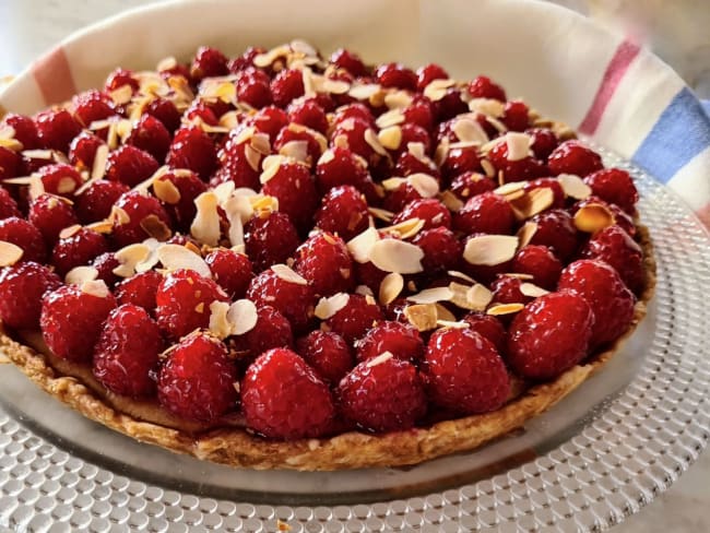 Tarte aux framboises sur crème légère vanillée