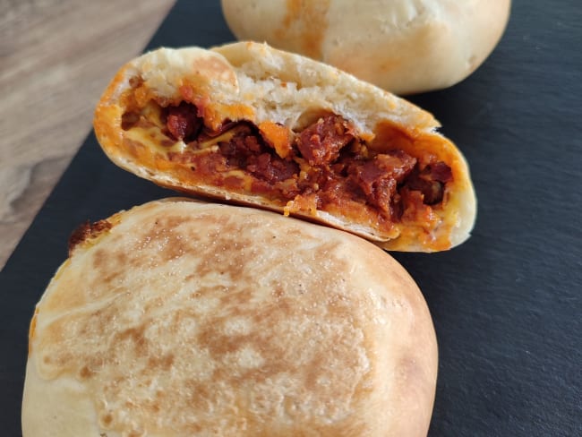 Buns garnis de chorizo, oignon et cheddar, avec une pâte à pizza