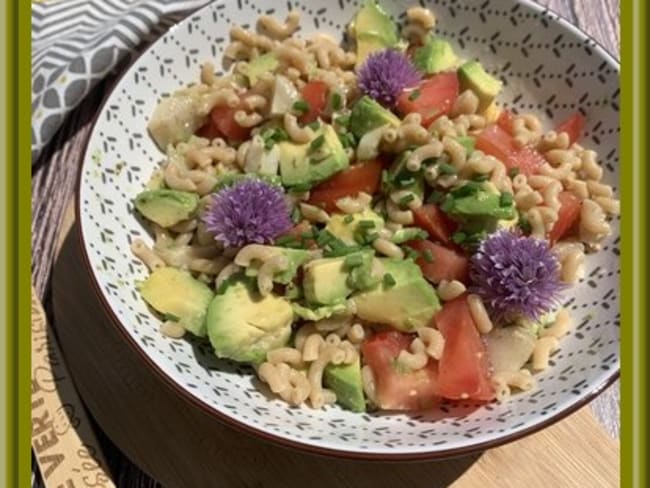 Salade de pâtes avocat tomate