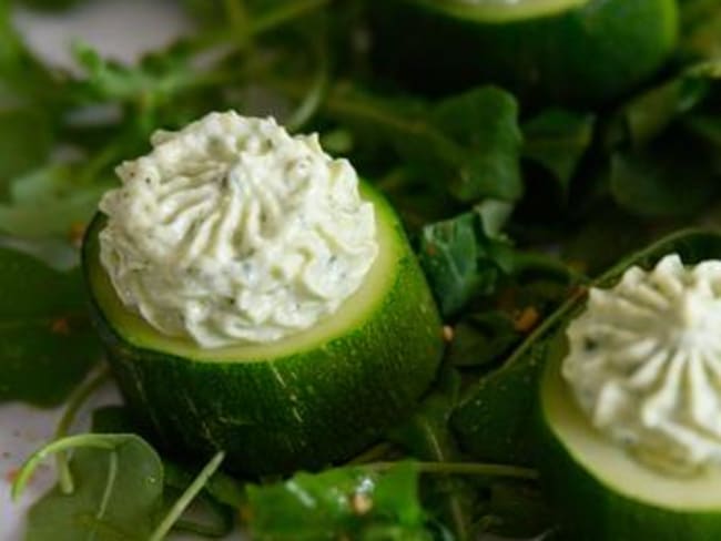 Bouchées de courgette feta menthe sur un lit de roquette