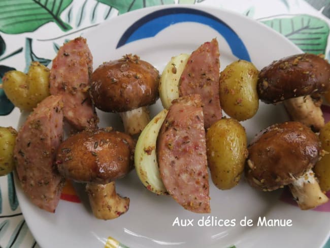 Brochettes de champignons, pommes de terre et saucisson à l'ail