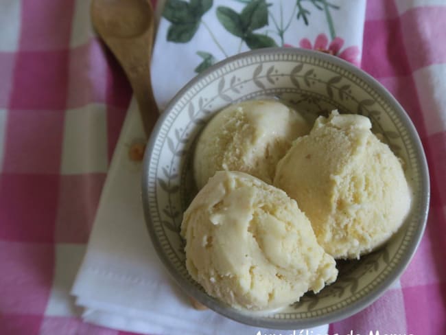 Glace à la pêche et lait concentré non sucré