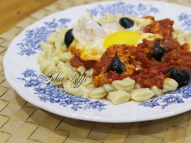 Farfels, pâtes fraîches maison à la sauce tomate fraîche, œufs coulants et olives noires