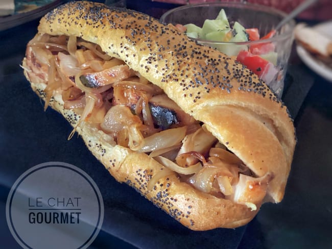 Sandwich au poulet et aux oignons caramélisés à l’asiatique