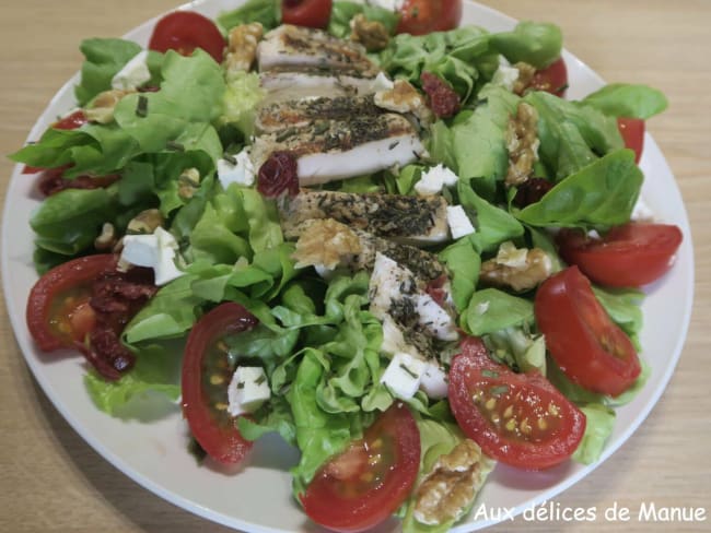 Salade au poulet, tomates, feta , cranberries et noix