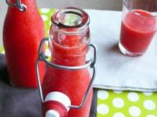 Smoothie rafraîchissant de fraises et poires