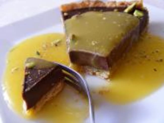 Tarte au Chocolat Epicé et Pistache et son Coulis de Mangue Anisé