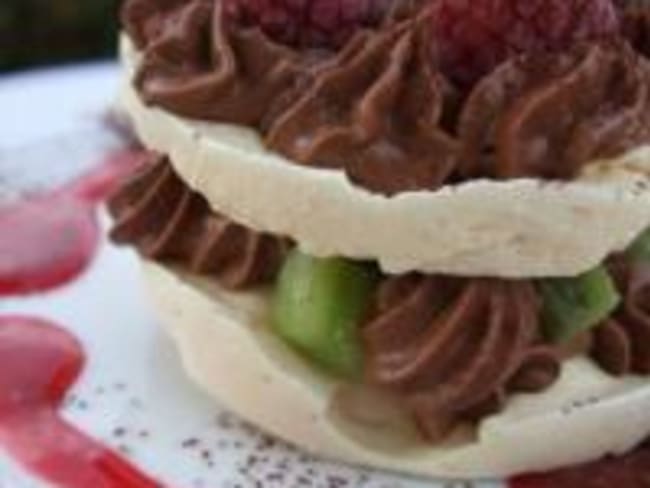 Tours Meringuées Mousse de Chocolat Kiwis et Framboises