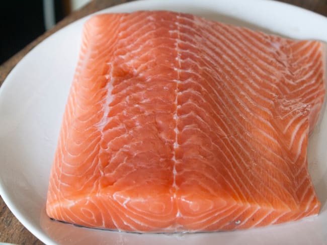 Désarêter un filet de saumon