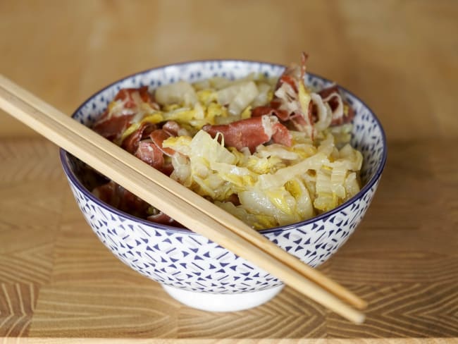 Bol de chou chinois "pé-tsaï" à la coppa avec des baguettes