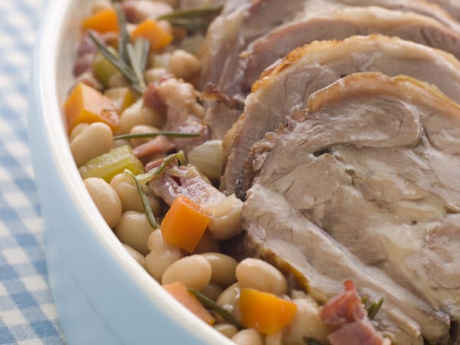 Épaule d'agneau braisée aux haricots sur nappe à carreaux bleue