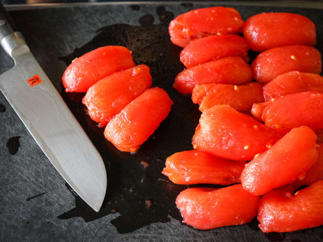 Epépiner et concasser une tomate