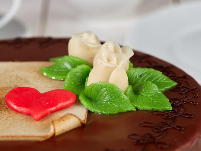 Réaliser des feuilles en pâte d'amande pour vos décors de pâtisserie - Comment faire des feuilles en pâte d'amande