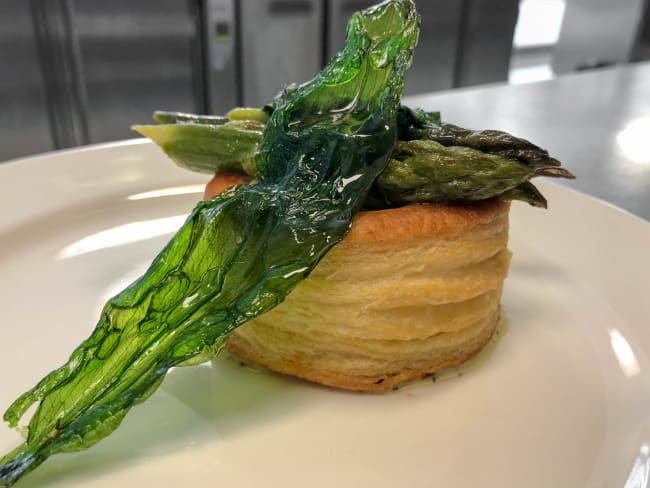 Feuilletés d'oeufs brouillés aux pointes d'asperges vertes