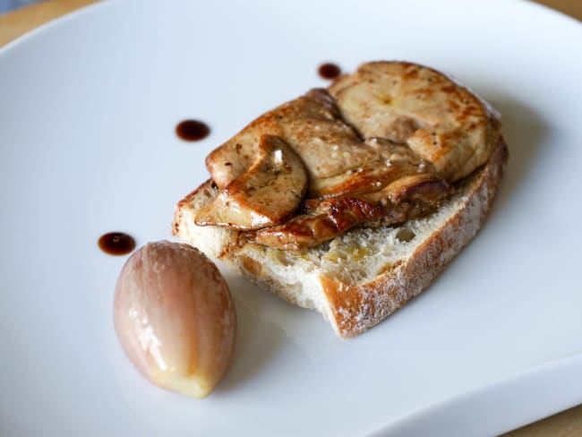 Escalope de foie gras poêlé et échalote confite sur un tranche de pain de campagne