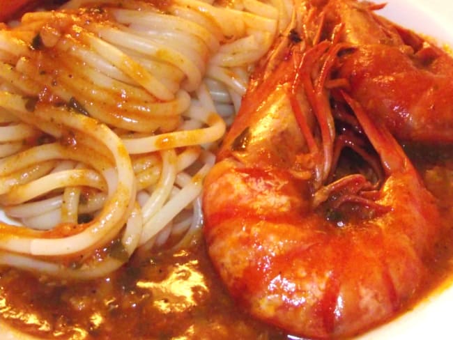 Gambas sautées, sauce de carcasses, spaghettis au court bouillon.