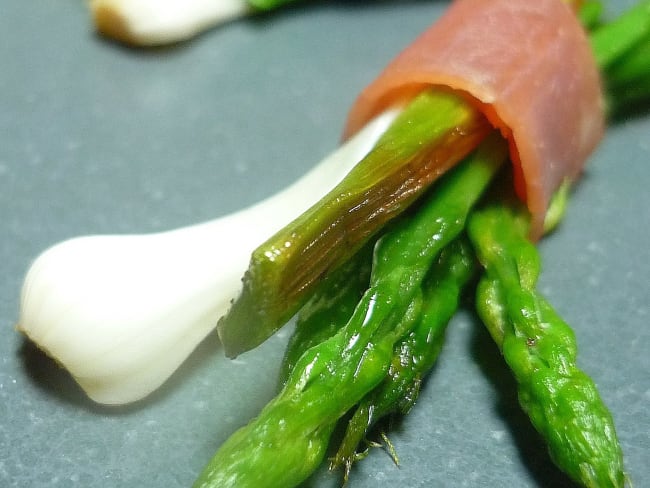 Fagotins d'asperges sauvages et aillets au serrano