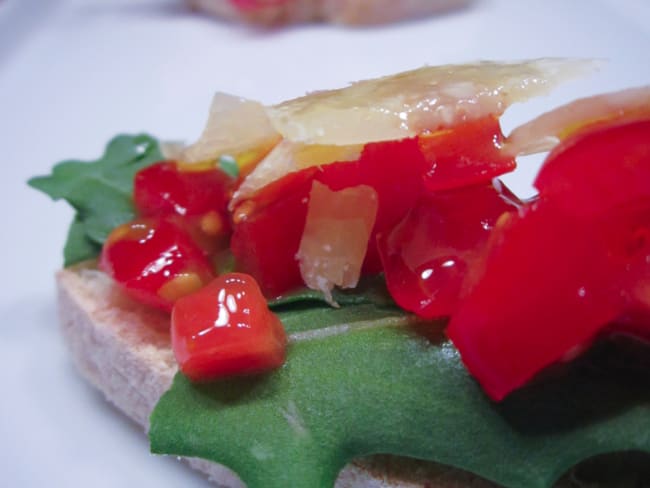 Bruschetta roquette, tomates cerises, parmesan