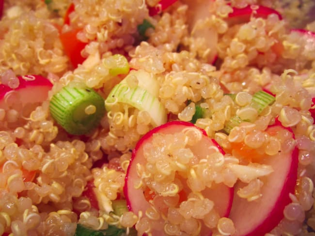 Salade composée de quinoa, tomate et radis