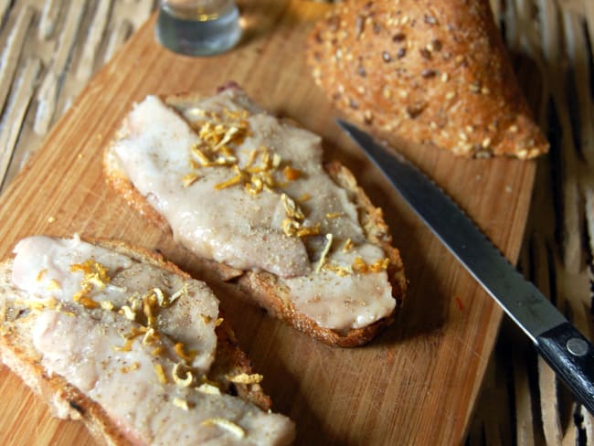 Toasts à la laitance de hareng saur, lime de Palestine