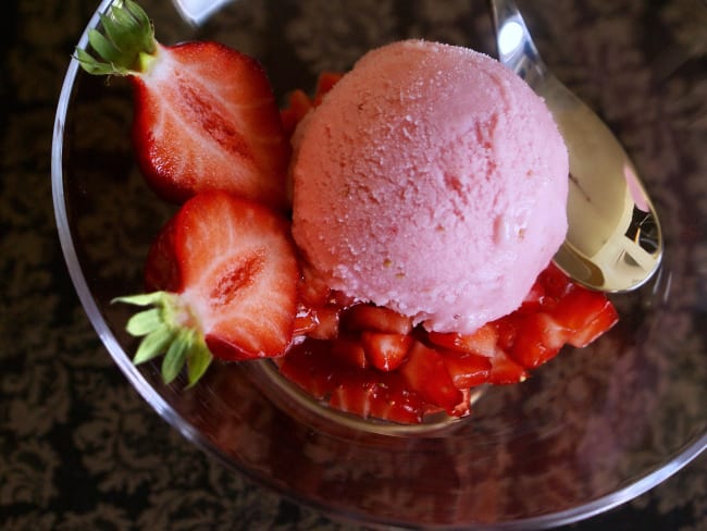 Glace à la fraise et au fromage blanc