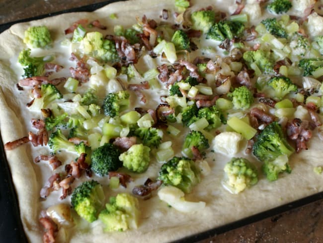 Flammekueche au lard et aux trois choux (chou-fleur, romanesco et brocoli)