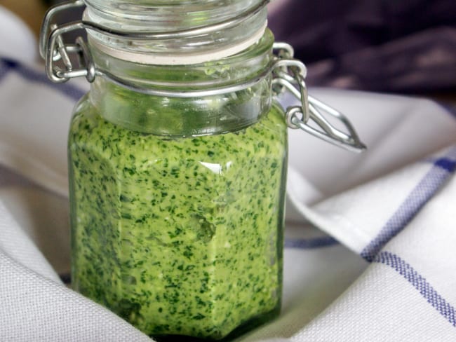 Pesto de roquette, ou pesto di rucola, pour assaisonner les pâtes fraîches, la soupe ou accompagner des viandes grillées