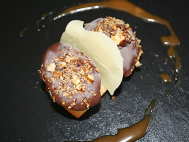 Glace vanille maison enrobée de chocolat, financier et sauce caramel beurre salé