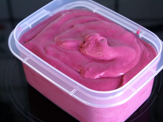 Glace au cassis à base de fromage blanc, la texture d'une crème et la fraîcheur d'un sorbet