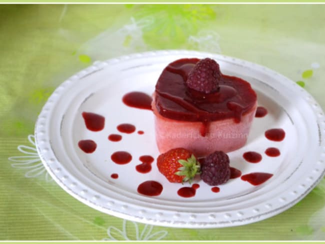 Sorbet pêche et coulis fraise et framboise