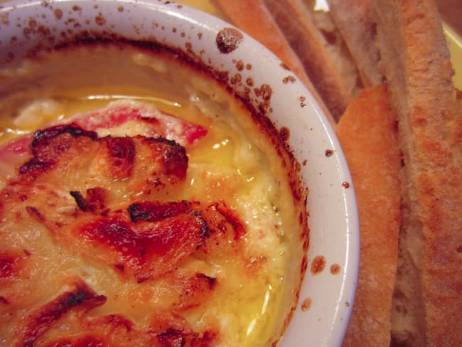 Oeufs cocotte à la crème de camembert et lard fumé