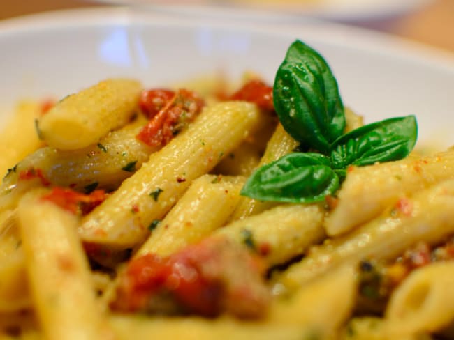 Salade de penne au pesto et aux tomates séchées