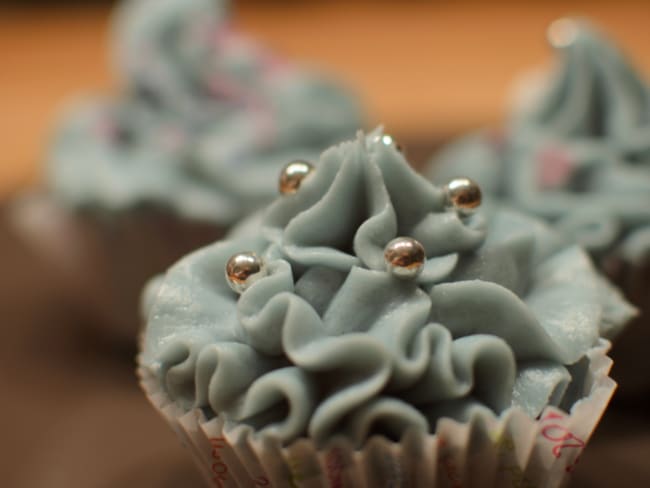 Cupcakes au chocolat et glaçage bleu vanillé