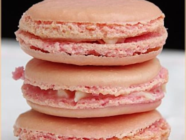 Macarons à la noix de coco et à la framboise