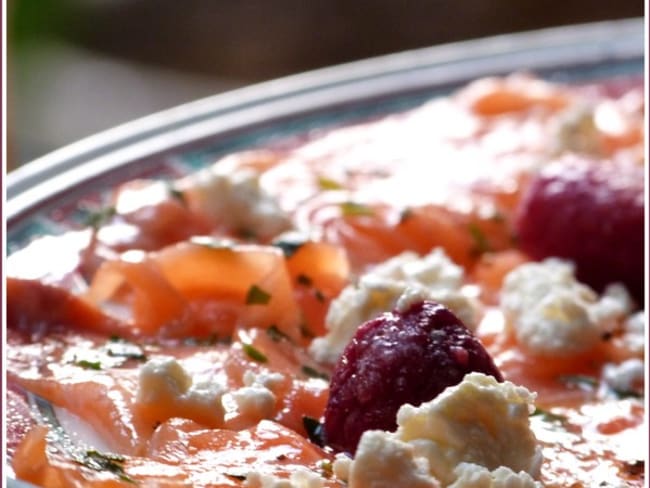 Carpaccio de saumon, coriandre, citron vert, féta et framboises