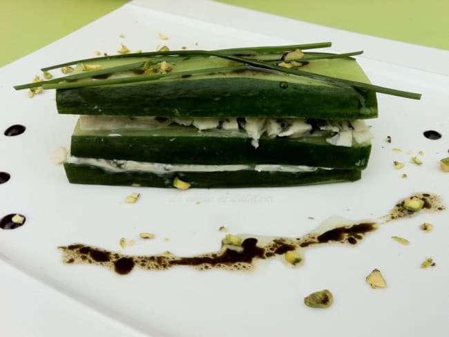 Millefeuille de concombre, roquefort écrasé et pistaches concassée