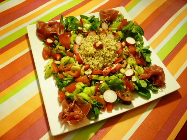 Une assiette de crudités,quinoa,et jambon d'Auvergne sans gluten