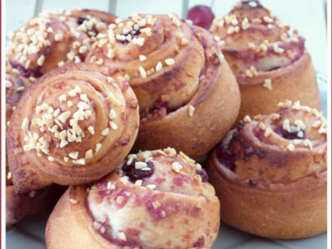 Petites brioches roulées aux cerises et amandes.